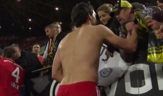 有感情!胡梅尔斯赛后将球衣送给多特蒙德球迷