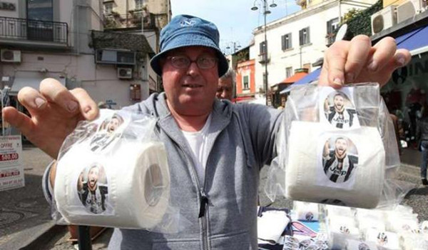 那不勒斯VS尤文，那不勒斯球迷将伊瓜因照片印在卫生纸上