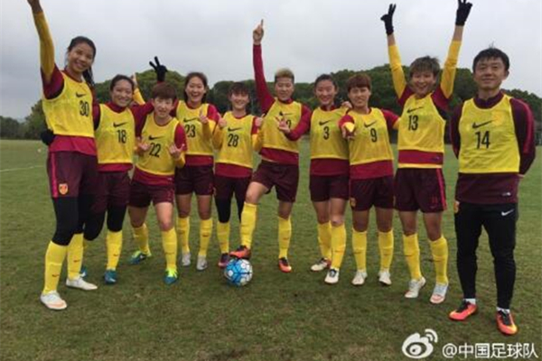 全情投入！中国女足姑娘在阿尔加夫进行首堂训练课