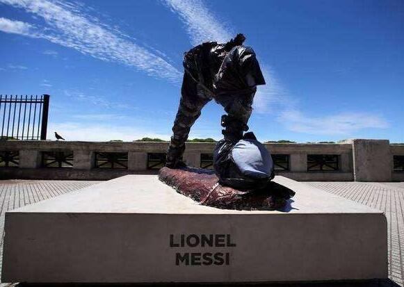 梅西家乡雕像再遭恶意破坏 阿根廷真配拥有梅球王？