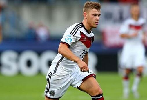 勒沃库森VS沙尔克04 沙尔克总监：利物浦并没向我们求购球员