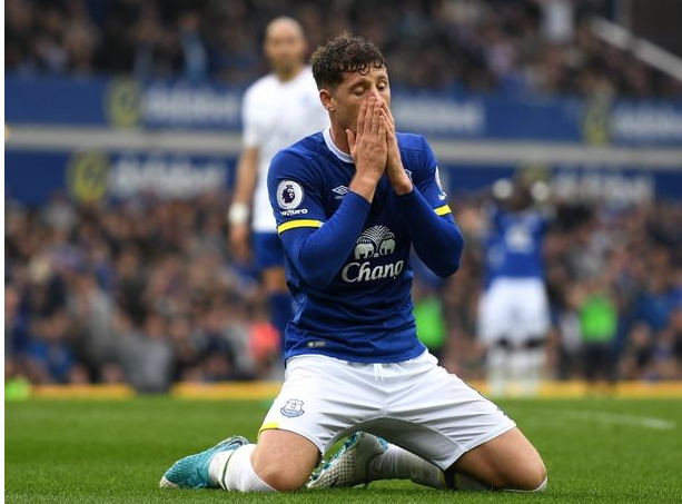 埃弗顿4-2莱斯特城 菲尔-内维尔：应给巴克利这样的户口本更多的保护