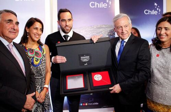 官方：曼城门将布拉沃被授予智利国家形象奖