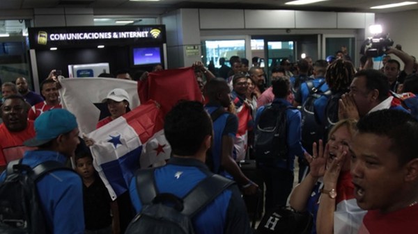 巴拿马vs洪都拉斯，洪都拉斯球员机场遭巴拿马球迷围堵
