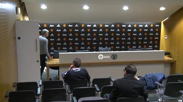 曼联2-0水晶宫 气氛一度十分尴尬 曼联发布会仅3名记者来访