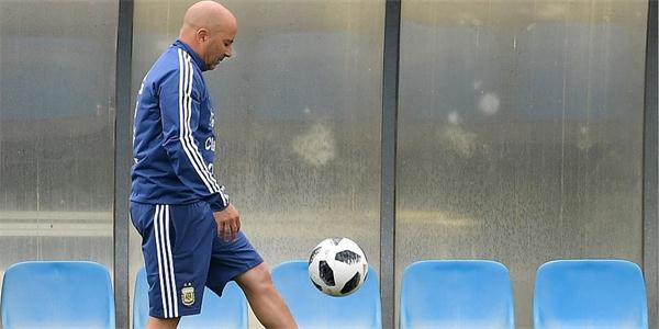 阿根廷主帅调戏厨师？