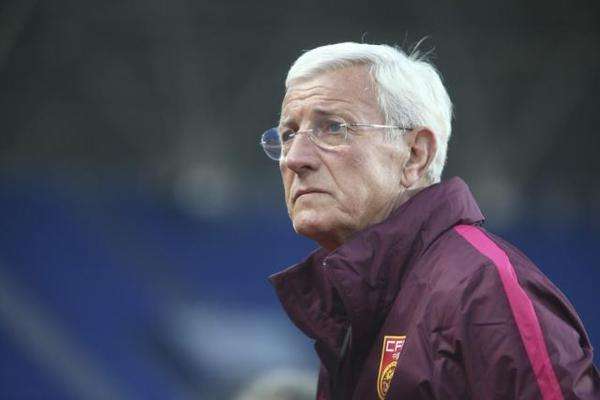 据央视记者王涛透露，国足大巴在酒店外被一辆车追尾。